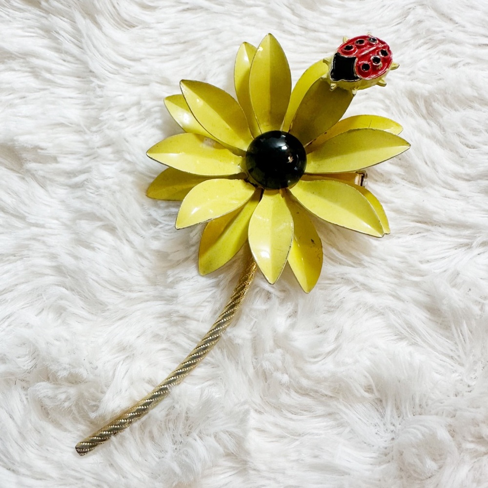 Vintage Mod Daisy Enamel Flower Brooch